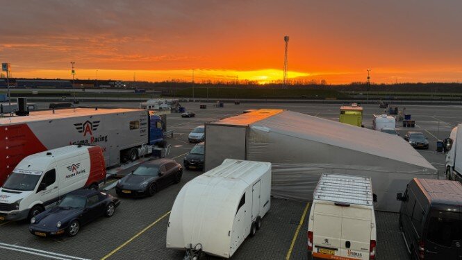 In de vooravond als het warme zonnetje ondergaat op de Paddock In de vooravond als het warme zonnetje ondergaat op de Paddock